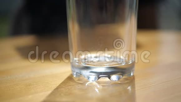 果汁溅落在空杯子里慢动作地站在桌子上视频的预览图