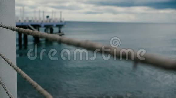 夏季在斯洛文尼亚格鲁吉亚黑海海岸有绳索的金属围栏视频的预览图