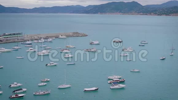 带停泊游艇的海湾景观平静的大海假日季节视频的预览图
