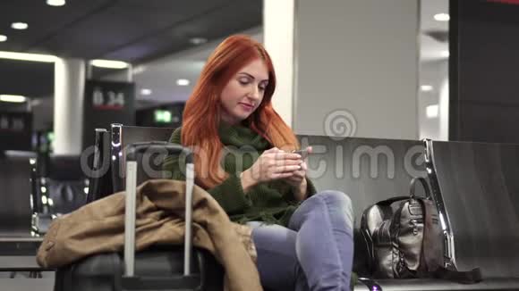 机场候机楼女自拍视频的预览图
