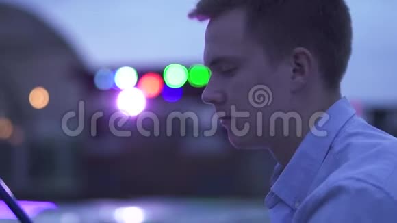 一个好人在户外聚会上从嘴里吐出浓烟的肖像英俊的年轻人抽烟视频的预览图