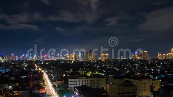 晚上雅加达城市全景的时间推移印度尼西亚视频的预览图
