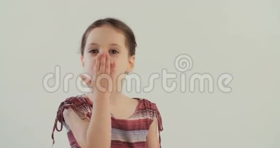 小女孩吹吻视频的预览图