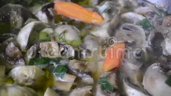 用新鲜蔬菜和橄榄油煮蘑菇视频的预览图