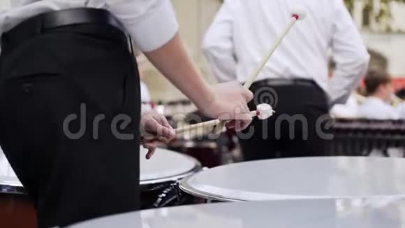 在音乐会上演奏鼓的人视频的预览图
