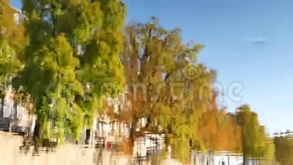 秋天的颜色在生病的河流上视频的预览图