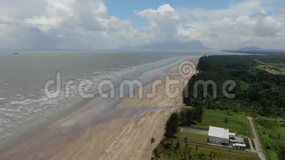 特罗姆波沙捞越婆罗洲的金沙滩视频的预览图