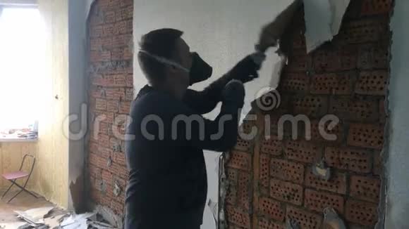 公寓内建筑维修这位年轻人用手工制作的工具去掉了一个百臂罩视频的预览图
