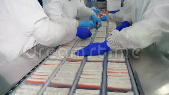 工业工人正在包装螃蟹产品食品加工厂生产线视频的预览图