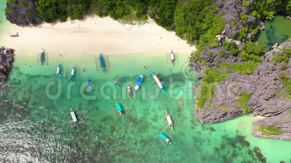 海滩上的船和游客巴拿马群岛马图卡德菲律宾视频的预览图