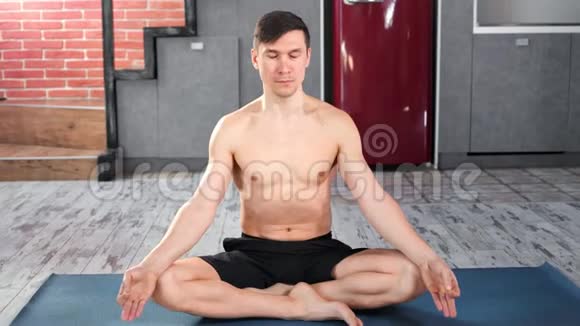 专业运动瑜伽男练呼吸冥想室内全射视频的预览图