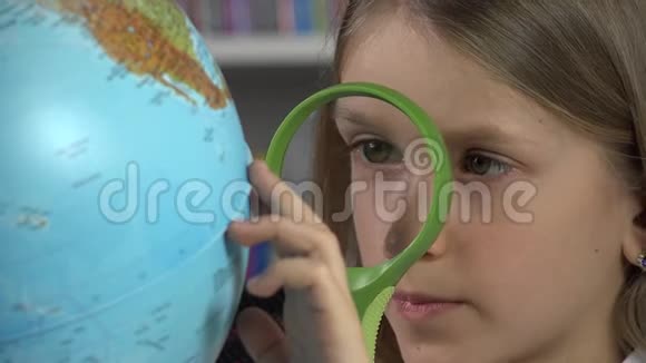 学生儿童在学校班级学习地球在图书馆学习女孩视频的预览图