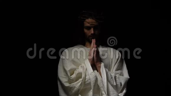 戴着荆棘王冠的耶稣为无辜的灵魂哭泣祈祷惩罚视频的预览图