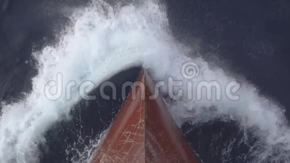 船首用浪花划破海浪视频的预览图