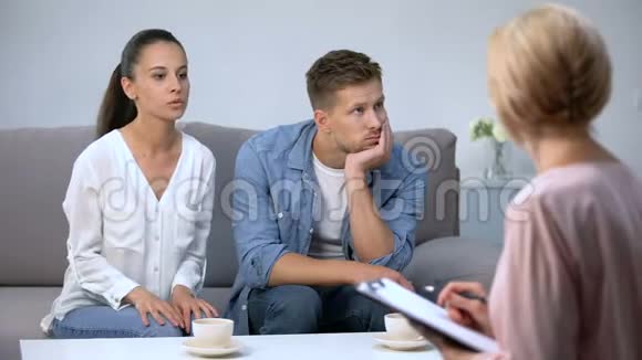 愤怒的女人在心理咨询中指责丈夫离婚的风险视频的预览图