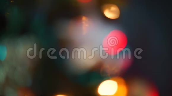 圣诞节的质感是由运动的灯泡在bokeh效果视频的预览图