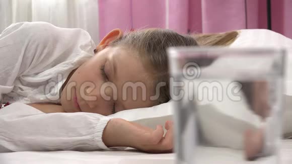 生病的小女孩睡在床上生病的孩子睡着了孩子在家休息4K视频的预览图