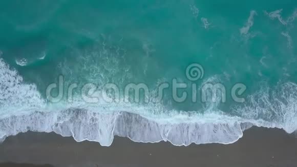 高空俯视绿松石海浪断空沙滩从鸟瞰干净海浪视频的预览图