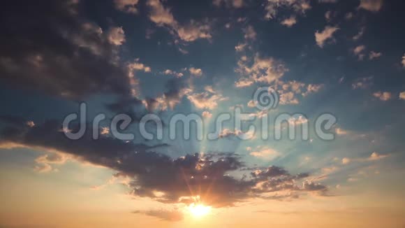 日出或日落天空中有蓬松的云和光线视频的预览图