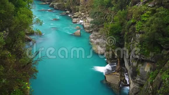 令人惊叹的绿松石峡谷河漂流区域及泉水视频的预览图