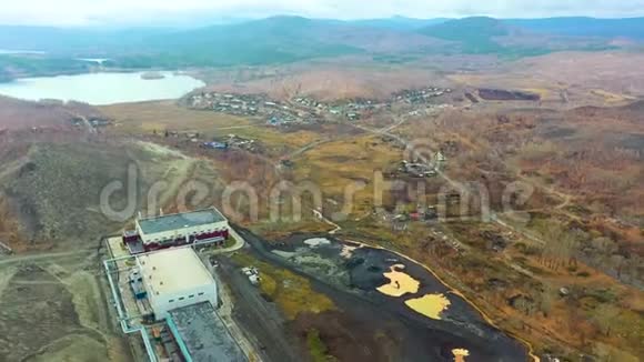 从空气中看到高炉旧工厂从工业化城市上空俯瞰空气和河水视频的预览图