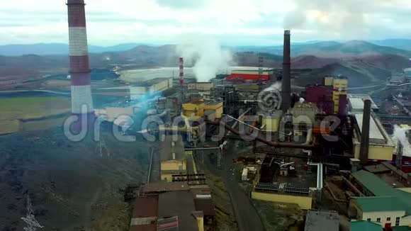 空中俯瞰管道向天空排放烟雾工业工厂的空气污染视频的预览图