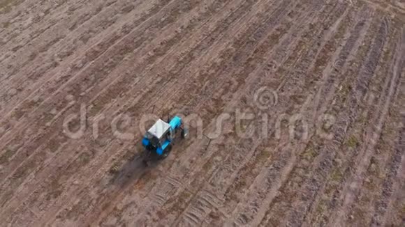 秋天犁地的拖拉机准备土地过冬春播空中录像视频的预览图