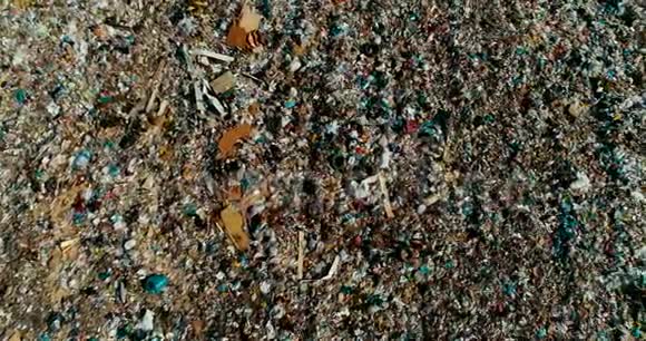 城市垃圾场巨大的垃圾场海鸥在垃圾上盘旋储存的垃圾视频的预览图
