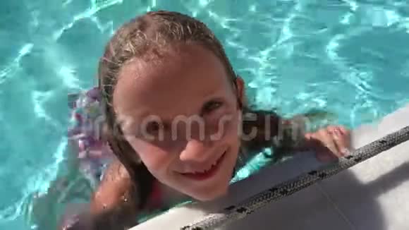 儿童肖像泳池泼水笑脸沐浴4K视频的预览图