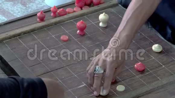 泰国人在寺庙里下棋视频的预览图