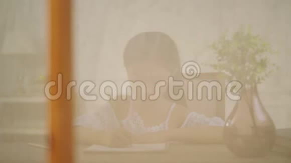 一个亚洲小女孩在她的房间里写字画画视频的预览图
