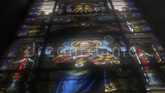 教堂的彩色玻璃基督教宗教圣父视频的预览图