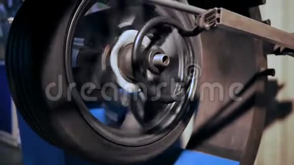 车库车间车轮维修视频的预览图