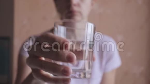 模糊的女人从透明的透明玻璃中喝水视频的预览图