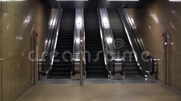 地铁里的自动扶梯视频的预览图