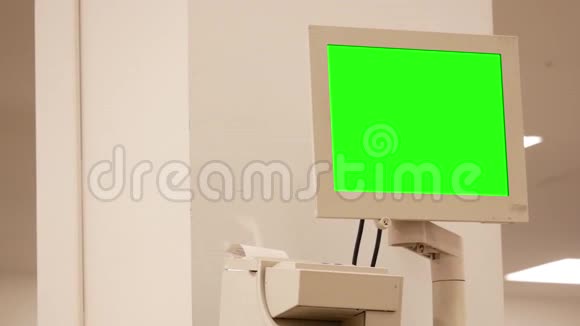 为你在电脑屏幕上的广告拍摄绿色广告牌视频的预览图