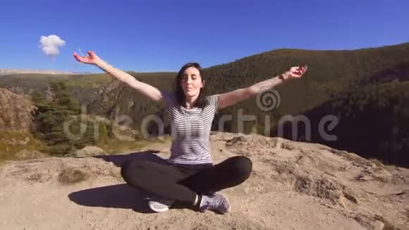 在山里做瑜伽的女孩视频的预览图