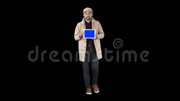 有魅力的男人拿着蓝键屏幕模型的平板电脑阿尔法频道视频的预览图