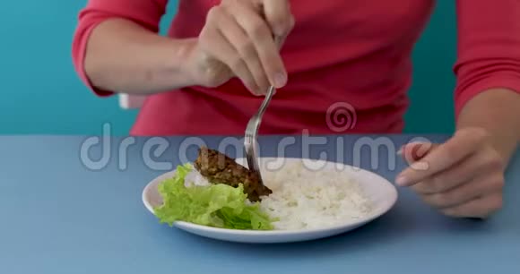 在餐桌上吃米饭的人视频的预览图