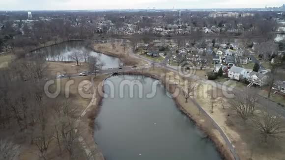 冬季美丽湖泊及周边地区的鸟瞰图视频的预览图
