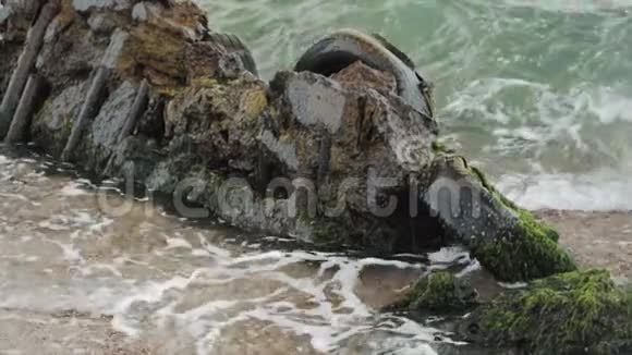 海浪拍打在海岸岩石的岩石上视频的预览图
