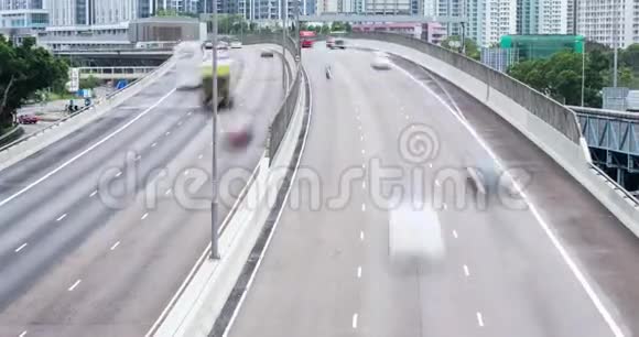 城市交通繁忙的高速公路的时间流逝慢动作模糊的视频的预览图