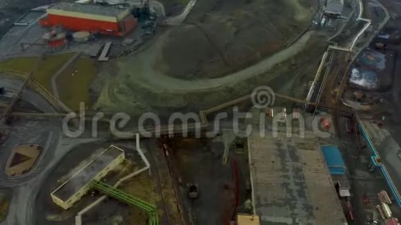 从空气中看到高炉旧工厂从工业化城市上空俯瞰空气和河水视频的预览图
