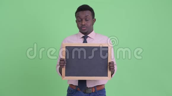 穿着衣服的年轻非洲商人拿着黑板视频的预览图