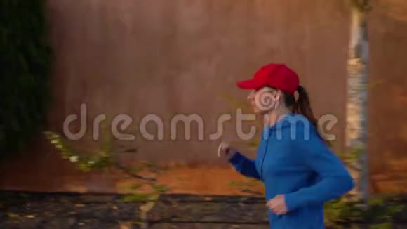 女人沿着街道在热带小巷里奔跑健康的生活方式视频的预览图