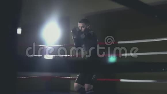拳击手在黑暗拳击场的训练拳击作为拳击运动视频的预览图