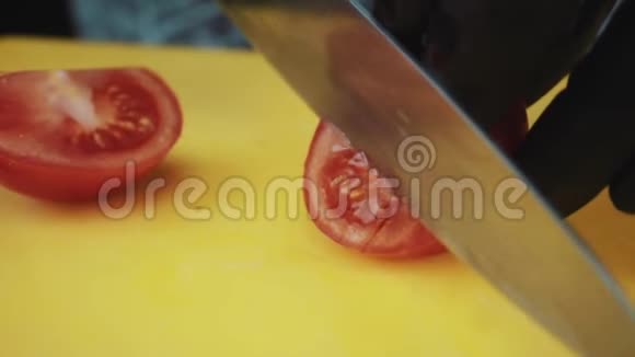 厨师切西红柿视频的预览图