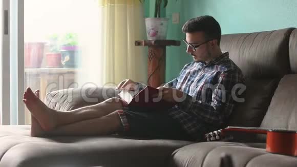 年轻人在他家看书视频的预览图
