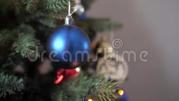 人工树枝蓝色圣诞装饰球视频的预览图