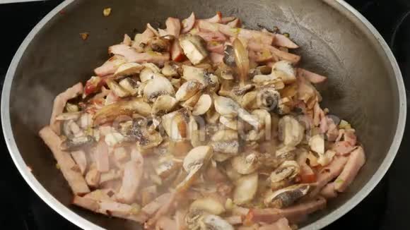 培根洋葱橄榄油和蘑菇在热锅里炒快关门视频的预览图